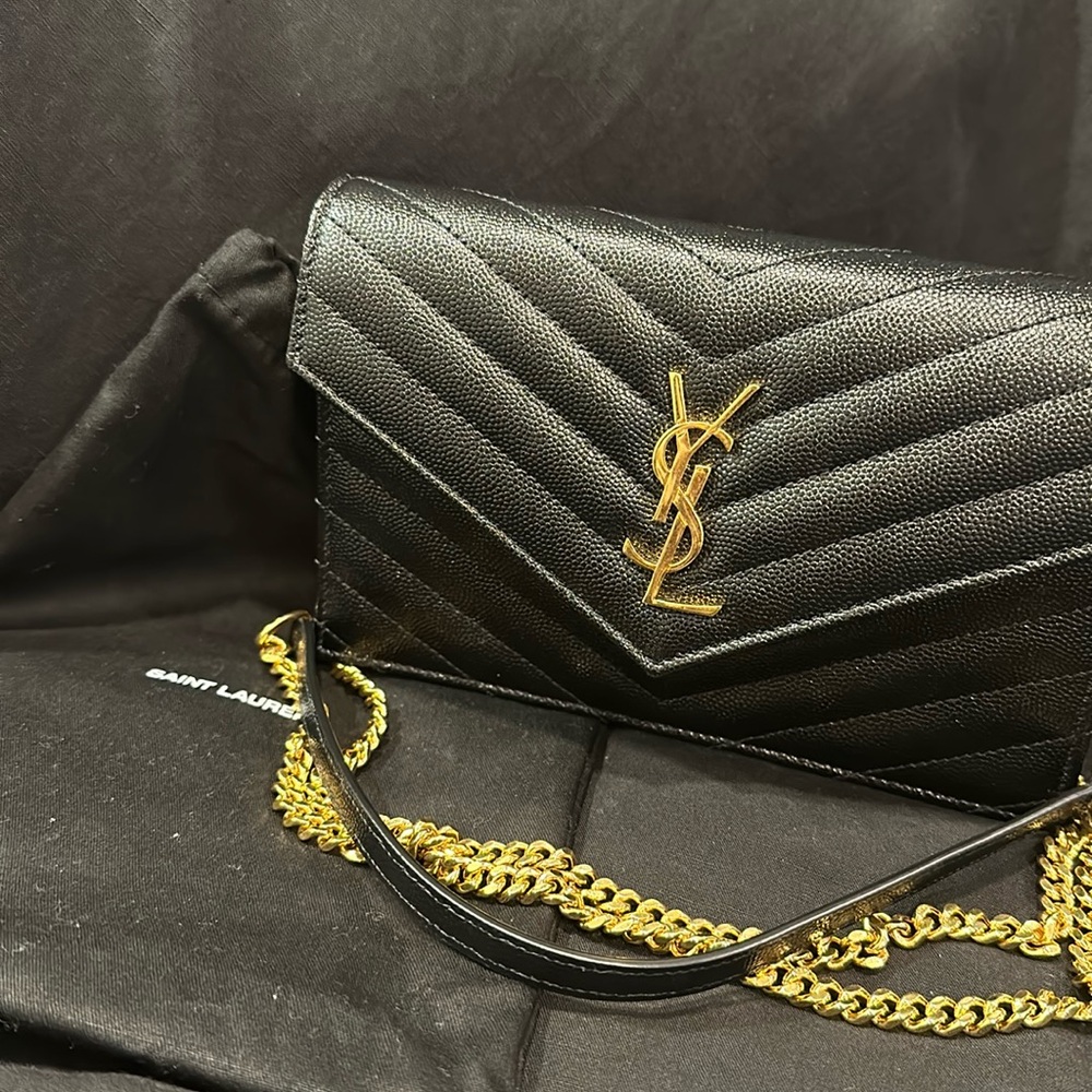 CHAIN PURSE WITH CASSANDRE EMBELLISHMENT AND CHEVRON QUILTING.
